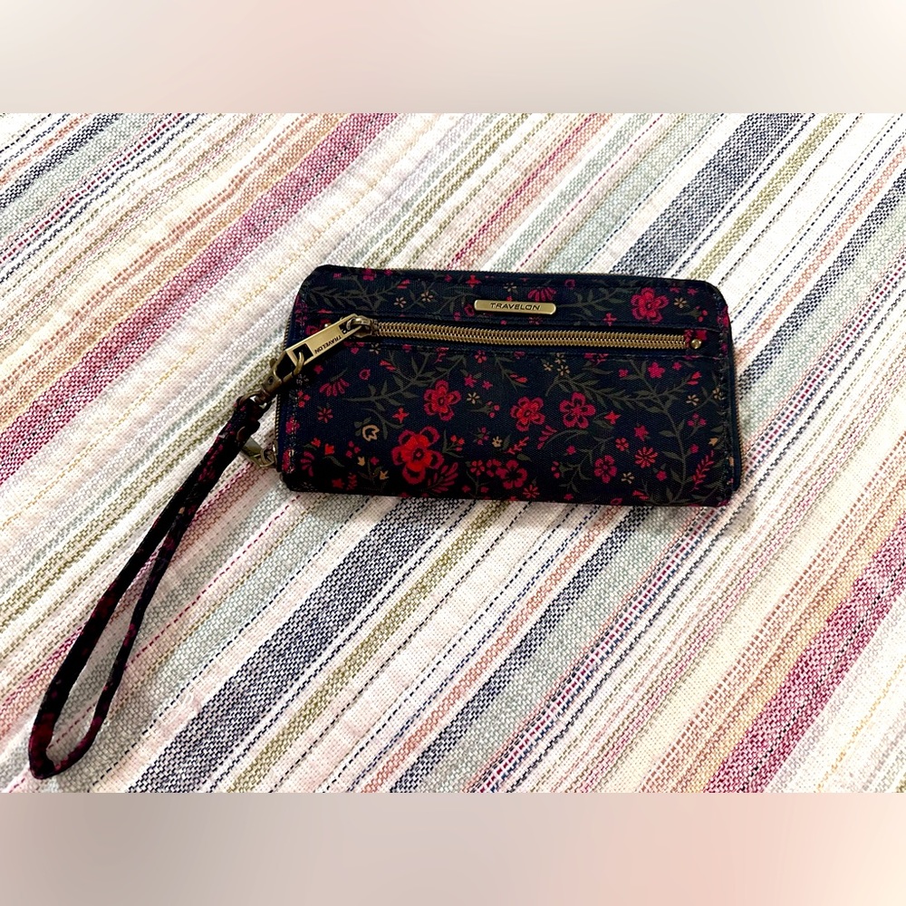 Travelon Zip Wristlet Wallet Blue, excellent condition